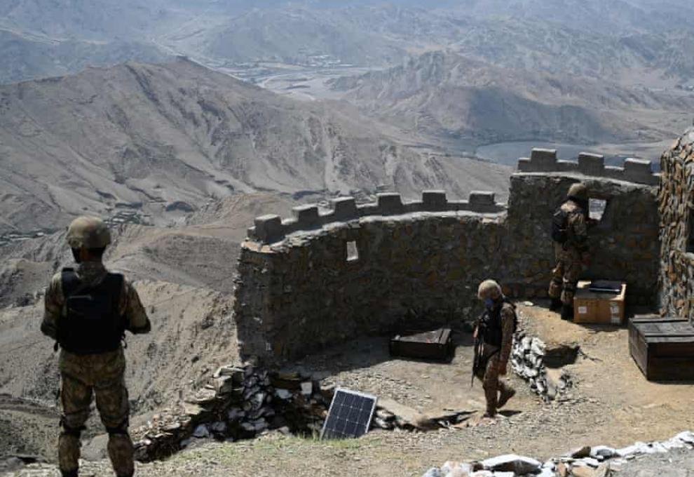 Afgan soldiers at the border 